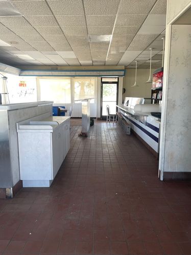 Freestanding Freeway Visible Restaurant + Equipment : 25014 W Dorris Ave, Coalinga, CA 93210